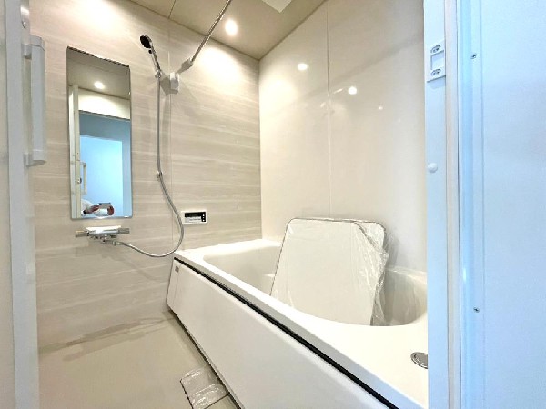 心身の疲れを癒すリラクゼーション空間　カラーも優しく落ち着いたものを　温かなお湯につかりながらゆったりと目を閉じる。