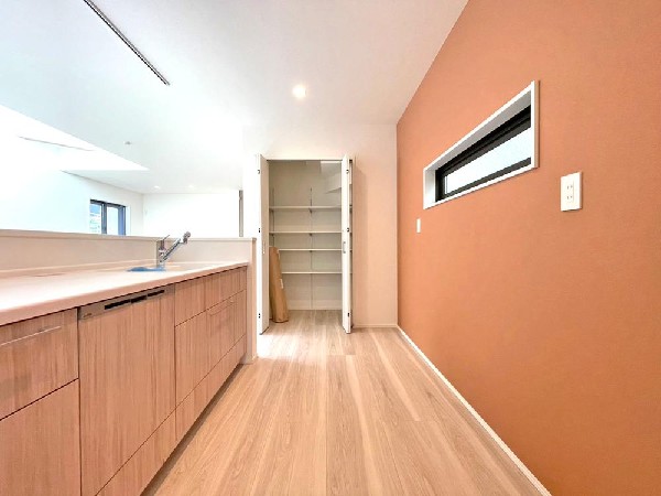 家族で並んでクッキング。皆でわいわい楽しく作るお料理は愛情たっぷりのごちそうに。キッチンで過ごす家族時間は大人になっても心に残る素敵なオンリーワン。