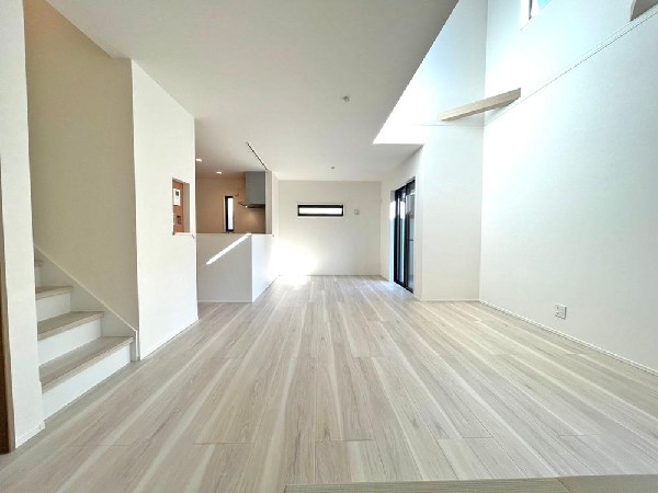 窓をあけるとすがすがしい空気が肌をひきしめる朝。鳥たちのさえずりが「おはよう」のあいさつに聞こえる。大好きなオムライスとコーヒーの香りにゆっくりと笑顔に変わっていく時間。