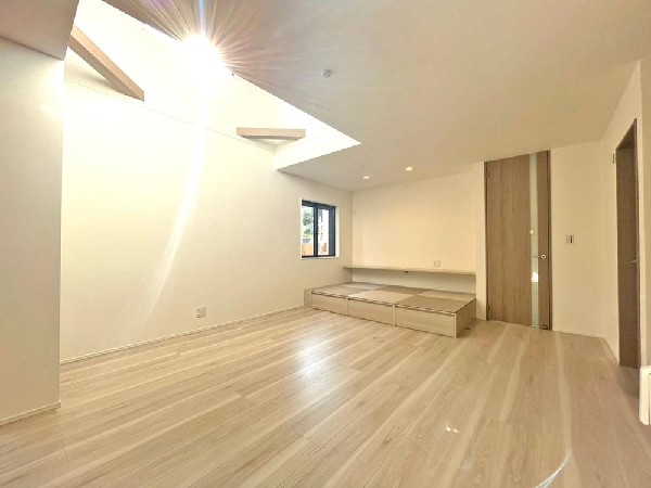 ☆☆家族の会話や笑顔が行き交うリビング☆☆  リビングで子供を走り回らせたい♪大きなソファやダイニングテーブルでゆったり食事をしたりくつろぎたい♪そんな夢が叶えられる空間です♪