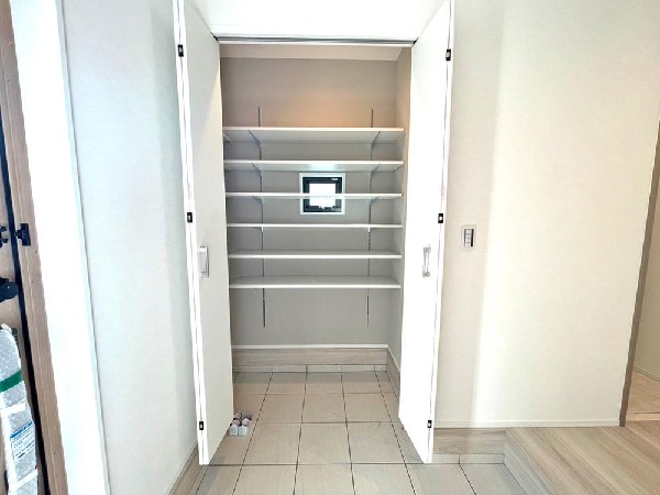 外観:適材適所の収納。すっきり暮らすことができるシューズクローク。収納棚は自分好みに高さや数を変えることができます！