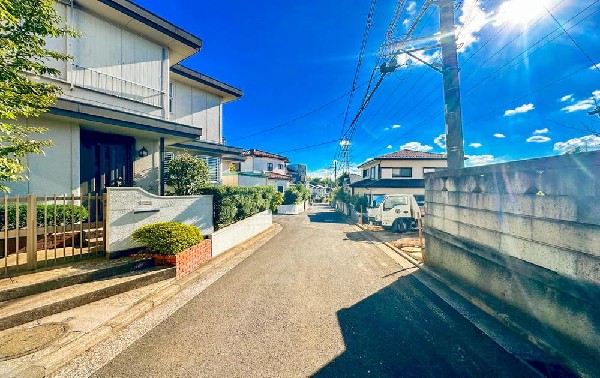 外観:隣地と距離を置き、優美に佇む住宅。暮らす家族と来訪者の目をの楽しませる外観。戸建住宅の良さを知っていただける一邸が新しい家族を待ちます。