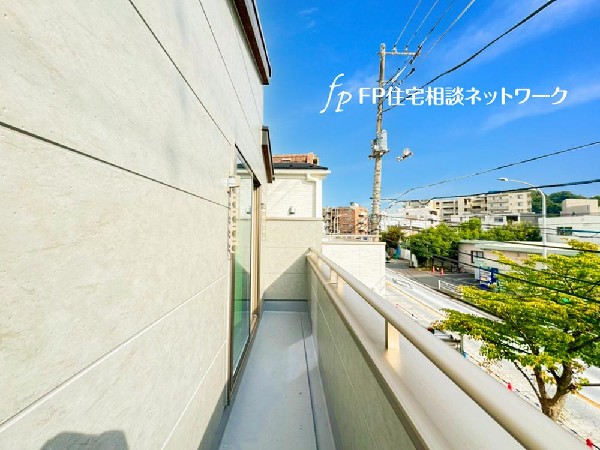 南からの明るい光が差しこむ陽だまりの空間。南に大きく面したバルコニーでお洗濯もあっという間に乾きそう。家事もスムーズにこなせますね。太陽の匂いが感じられる心地よさ。