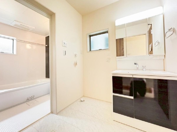 ゆとりの洗面スペースで朝の身支度も快適スムーズに。三面鏡で髪のセットやお化粧もストレスなくこなせ、朝から気分良く通勤通学に向かえそうですね！鏡の裏にはたっぷりと収納スペースを標準装備！