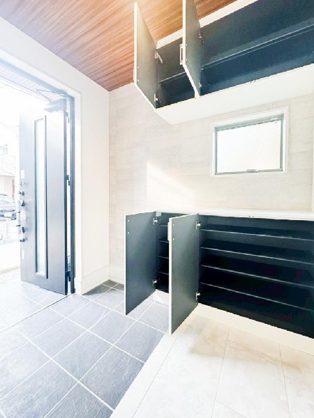 外観:散らかりがちな玄関をスッキリと保てる玄関収納。落ち着いた雰囲気の色目が、室内のカラーやデザインと調和しています。