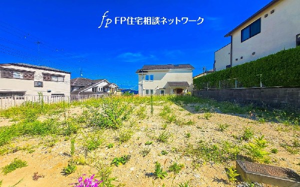 外観:第一種低層住居専用地域の良好な住環境が保たれたエリア。低層の一戸建てを中心とした街並みが整然と続き、周辺は高い建物が建っていないので、採光や開放性に恵まれ、空が広く緑の多い閑静な趣を感じる環境です。