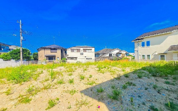 外観:閑静な住宅地で子育て家族にピッタリ。毎日のお散歩も快適な緑に恵まれたエリアで、自然に包まれた穏やかな暮らしを実現するための、ゆとりある住環境が整っています。緑の潤いを感じながらホッと生活できそう。