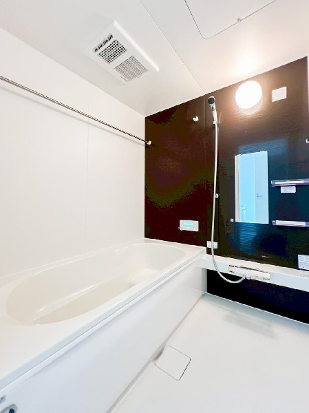 ユニットバスはゆったりとくつろげる1坪タイプ。足までしっかりと伸ばせる浴槽は、心身ともにしっかりと疲れを癒してくれます。お子様と一緒の入浴でも充分な広さです。