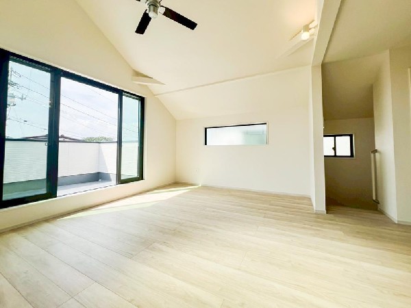 快適性とゆとりをデザインしたリビングは２０帖もの広さ。2階リビングなので、目線を気にせず昼夜窓を開放しても寛げる。陽当たりの良さはもちろん、眺望良好なので遠方の景色が疲れを癒します。