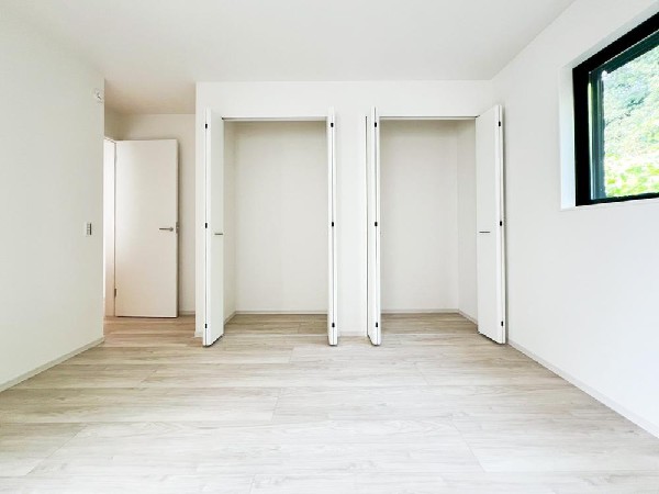 収納力が豊富な大型クローゼット。普段着やスーツはもちろんのこと、コート類などもしっかり掛けられます。奥行きもあるので、収納ボックスもそのまましまえて部屋がスッキリしますね。