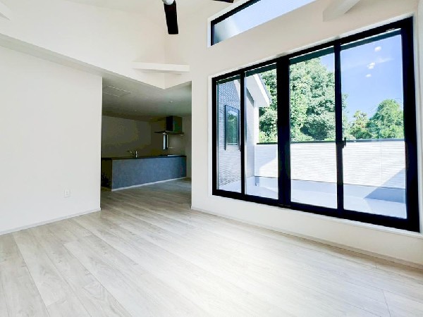 家族と過ごす時間を大切にしたい方にぴったりのゆとりある住空間です。窓からの日差しがリビングの隅々までしっかりと届きます。