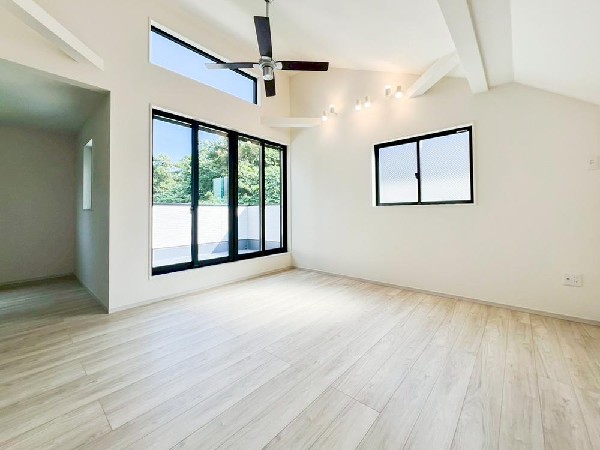 全棟２０帖以上の広々ＬＤＫ。導線もしっかりと取れているので、ダイニングテーブルやソファーなどの家具もしっかりと配置できます。ゆったりとした広さの空間でご家族だんらんの時間をお過ごしください。