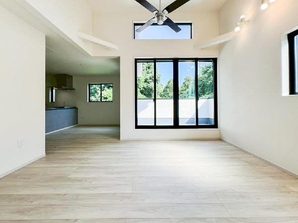 ＬＤＫのメインとなる大きな窓。通常サイズより大きめの開口部から暖かい陽射しが長い時間射し込みます。天気の良い日は是非窓を開けて風通しの良さもご体感下さい。明るいＬＤＫがご家族団欒の時を作ります。