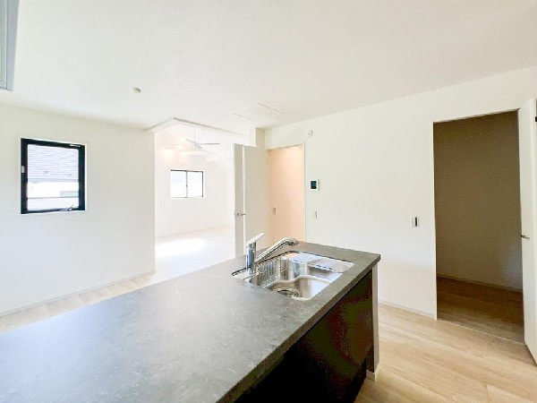 リビングのお子様を見守りながらお料理が出来る対面式カウンターキッチン。ご家族との会話がはずみます。