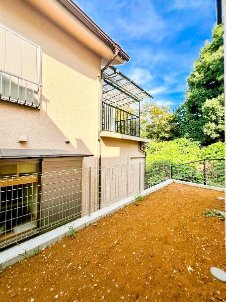 外観:住まいに陽当りと潤いをもたらす、広いお庭があります。成長する樹木に見守られ、家族の物語が始まります。どんなお庭にしていくか、お子様のプール遊び、ガーデニングなど、幅広く楽しめます。