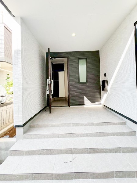 外観:玄関ポーチを広くしています。のびのびと身支度ができる玄関です。雨に濡れずにベビーカーを置くことも出来ますね。