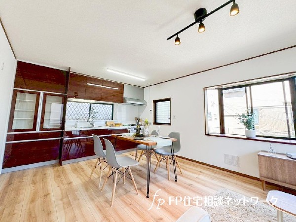 掃出し窓から光が降りそそぐ開放的なリビング。大きな窓からは、太陽の光はもちろん、爽やかな風が吹き抜けます。自然の恵みが、快適で心地の良い空間を演出してくれます。