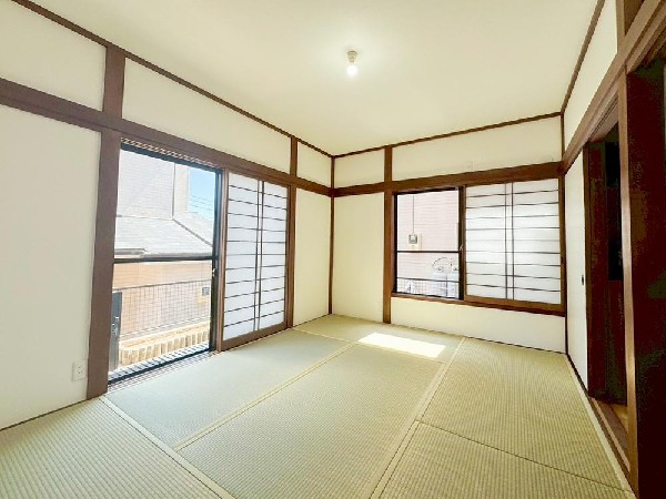 リビングに隣接した和室があります。小さいお子様が遊ぶ場としてちょうどよいかもしれません。洗濯物をたたんだり、お昼寝をしたり、多用途にお使いいただけます。い草の香りや、柔らかさに癒されますね。