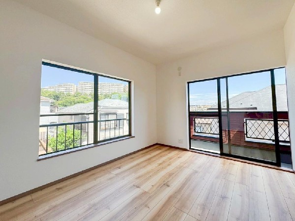 光を取り込みやすい2面採光の居室は日当たり良好です。クローゼットの完備で収納スペースも十分。初めてのお子様にとっての「自分の部屋」。学習デスクやベッドの配置もラクラクです。