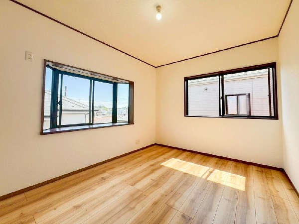 2面採光でお部屋の隅々まで明るい印象の居室。おひさまの光を、爽やかな風をたっぷりと取り込めます。居室内はいつも明るいので、毎日の生活も自然と明るくなりますね。