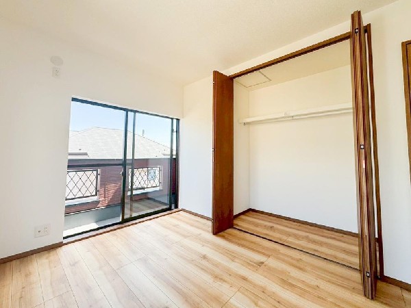 全居室には大型の収納クローゼットを完備。普段使いのお洋服や小物はもちろん、季節物のお洋服などもしっかりと整理整頓出来る。居室空間を隅々まで使えるのが嬉しい。