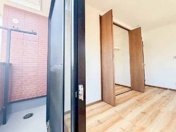 光を沢山取り込める大きな窓。日差しを長時間受ける事が出来る暖かいお部屋です。もちろんペアガラスなので、遮音性にも優れ、結露も発生しにくい構造。サッシ周りのカビが発生しにくくなります。