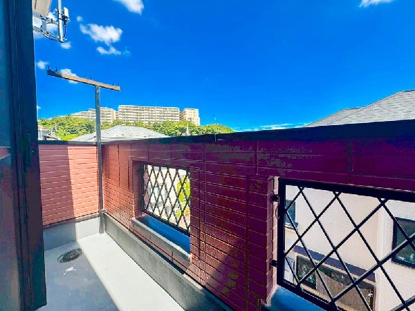 バルコニーは太陽の温かな温もりをめいいっぱい受け止めてくれます。太陽の光と爽やかな風を受けたお洗濯物はあっという間に乾き、取りこむ時には太陽の匂いを感じられそう。