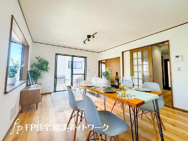 想像以上の質感が訪れる者の心を離さない。フローリング素材、窓の配置、壁面タイル、カラーバランス、どれをとってもワンランク上の仕上がり。この邸宅の「上質な暮らし」を堪能してほしい。