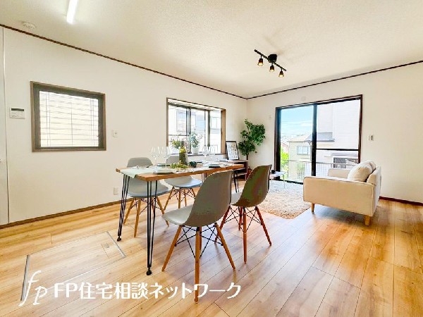 家族だんらんのスペースとなるリビング。窓が多い設計なので色々な角度から光が取り込めます。明るいリビングで新しい生活を。