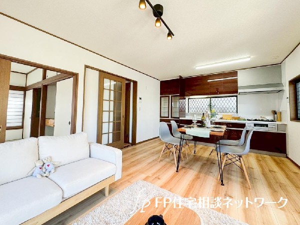 家族だんらんのスペースとなるリビング。家具の配置がしやすい広さを確保しつつ、窓が多い設計は色々な角度から光が取り込めるこだわりの間取りです。明るいリビングで新しい生活を。