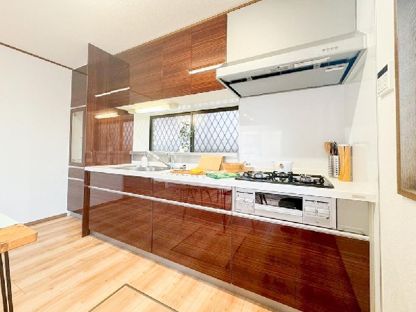 新しいキッチンは食事の支度も楽しく出来る。お手伝いをしてくれるお子様と並びながら準備や片付けが出来るキッチンは、ご家族のコミュニケーションを育む場として活躍します。