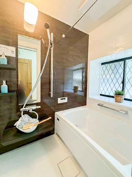 ゆったり入れる一坪バス。足を伸ばして入れるサイズは一日の疲れを癒すのに嬉しい広さ。お子様と一緒の入浴でも充分な広さです。