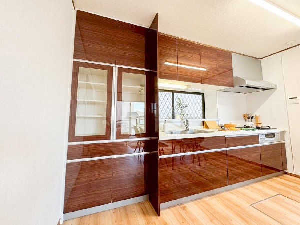 システムキッチンと一体感あるカラーでまとまった、食器棚付です。高額な設備であることから建売には採用されないことが多いので、うれしい設備仕様です。