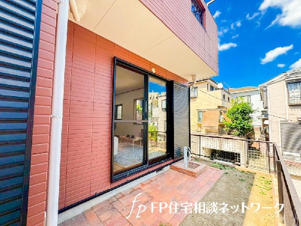 外観:暮らしに潤いと癒しをもたらすお庭があります。プライベートな空間なので、夏にはお子様のプールが楽しめますし、ちょっとしたガーデンニングにも最適です。