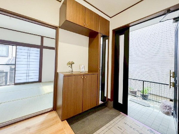 外観:散らかりがちな玄関をスッキリと保てる玄関収納は、家の中に入る時一番最初に目に付く場所だからこだわりたい。落ち着いた雰囲気の色目が、室内のカラーやデザインと調和しています。