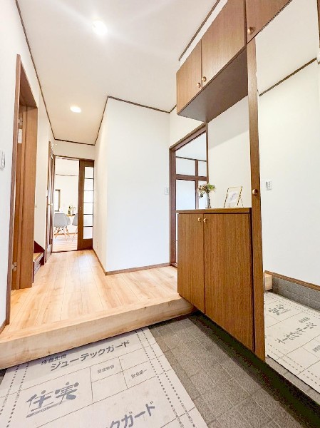 外観:玄関は家の中に入る時一番最初に目に付く場所だからこだわりたいですよね！明るい雰囲気の色目でお部屋の雰囲気をそのまま表しているようです。