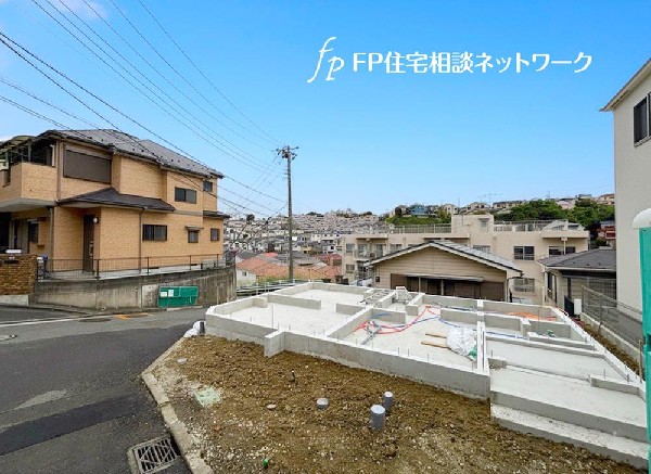 外観:前面道路は車通りの少ない道路。段差もなくお車の出し入れが苦手な方も駐車しやすそうです。