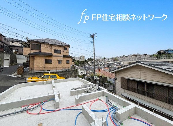 外観:基礎の立上りだけでなく、底板一面が鉄筋コンクリートになっているベタ基礎を採用。家の荷重を底板全体で受け止め、面で支えます。また地面から上がってくる湿気を防ぎ、シロアリも侵入しにくくなります。