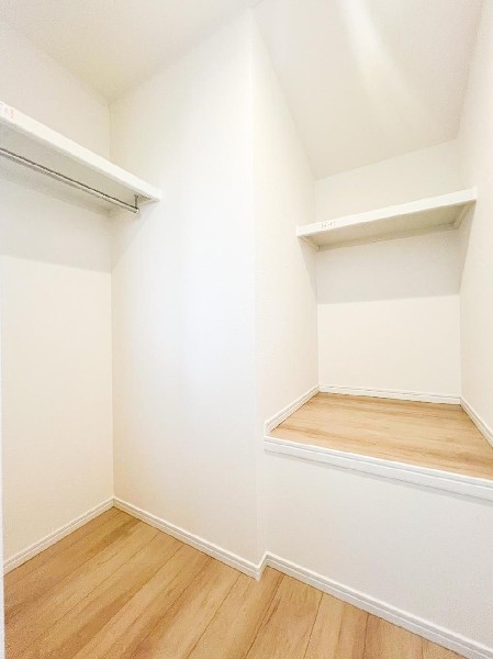 ウォークインクローゼットのある住まいで収納上手な生活を実現。衣類だけでなく、箱物や思い出の品もたっぷり収納できます。