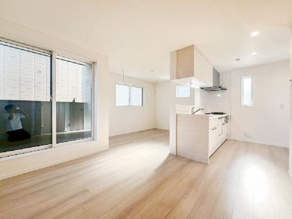 ＬＤＫのメインとなる大きな窓。通常サイズより大きめの開口部から暖かい陽射しが長い時間射し込みます。天気の良い日は是非窓を開けて風通しの良さもご体感下さい。明るいＬＤＫがご家族団欒の時を作ります。