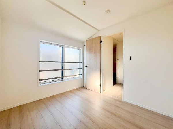 光を沢山取り込める大きな窓。日差しを長時間受ける事が出来る暖かいお部屋です。もちろんペアガラスなので、遮音性にも優れ、結露も発生しにくい構造。サッシ周りのカビが発生しにくくなります。