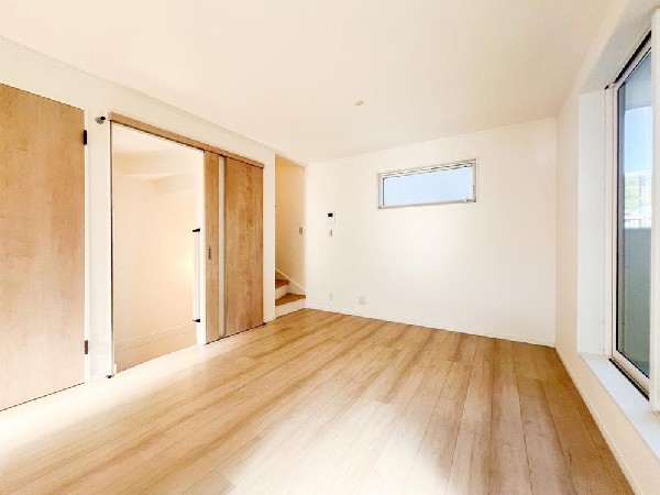 居室の戸を開けると陽当たりの良いお部屋から光が差し込み廊下まで明るくしてくれます。