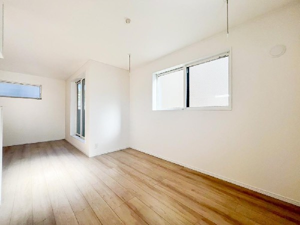 2面採光でお部屋の隅々まで明るい印象の居室。おひさまの光を、爽やかな風をたっぷりと取り込めます。居室内はいつも明るいので、毎日の生活も自然と明るくなりますね。