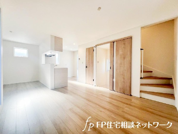 家族と過ごす時間を大切にしたい方にぴったりのゆとりある住空間です。窓からの日差しがリビングの隅々までしっかりと届きます。