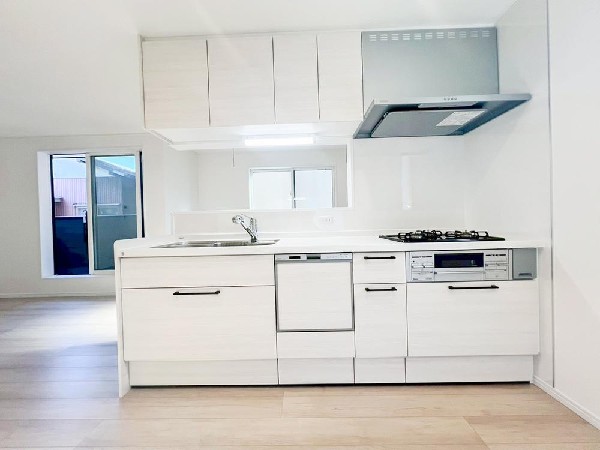 スライド収納付きのシステムキッチン。パスタ鍋や圧力鍋、フライパンなども収納できて出し入れもスムーズ。収納量もたっぷりなので料理器具やストック調味料なども入れられる。