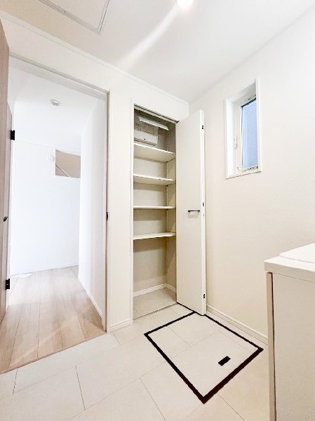 タオルや洗剤などしまうものが多い洗面室は、意外に収納場所を確保するのが難しいですよね。そこで洗面所に棚を備え付けました！すっきりと片付くのでうれしいですね。