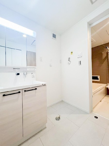 ゆとりの洗面スペースで朝の身支度も快適スムーズに。三面鏡で髪のセットやお化粧もストレスなくこなせ、朝から気分良く通勤通学に向かえそうですね！鏡の裏にはたっぷりと収納スペースを標準装備！