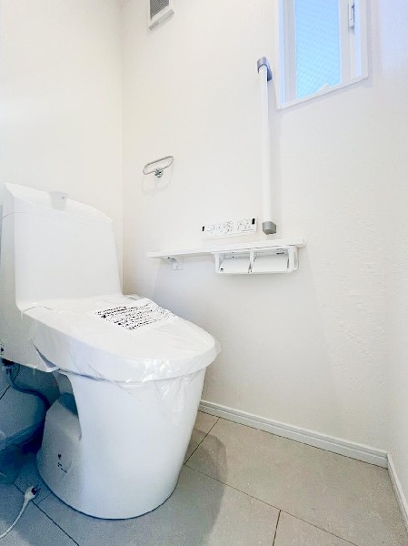 窓があることで陽ざしが入る明るいトイレ。そもそもトイレは区切られた狭い空間なので、窓があるだけでだいぶ印象が変わります。また換気扇だけではなく、窓からの換気で空気の流れを一層できる。