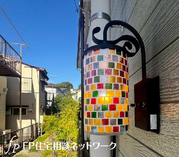 外観:ステンドクラス調の外灯を採用。  新居全体が可愛らしい印象に仕上がります。