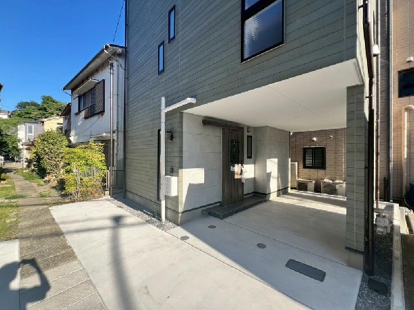 外観:車好きにビルトインガレージのある住宅。カーポート替わりに雨風から大切なお車を守り、お荷物の出し入れもゆっくり濡れずに行えます。自転車置きや物置スペースとしても重宝しますね。